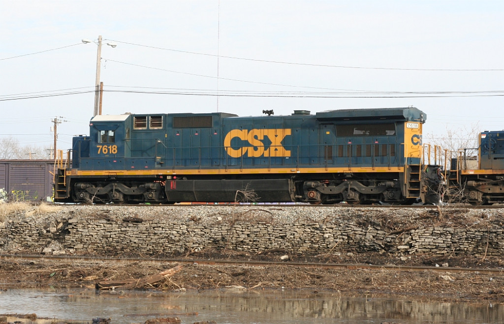 CSX 7618 on NB freight